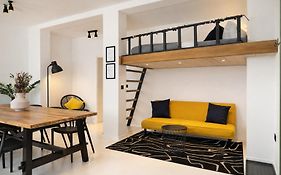Modernes Loft mit Sandstein-Gewölbe im Zentrum
